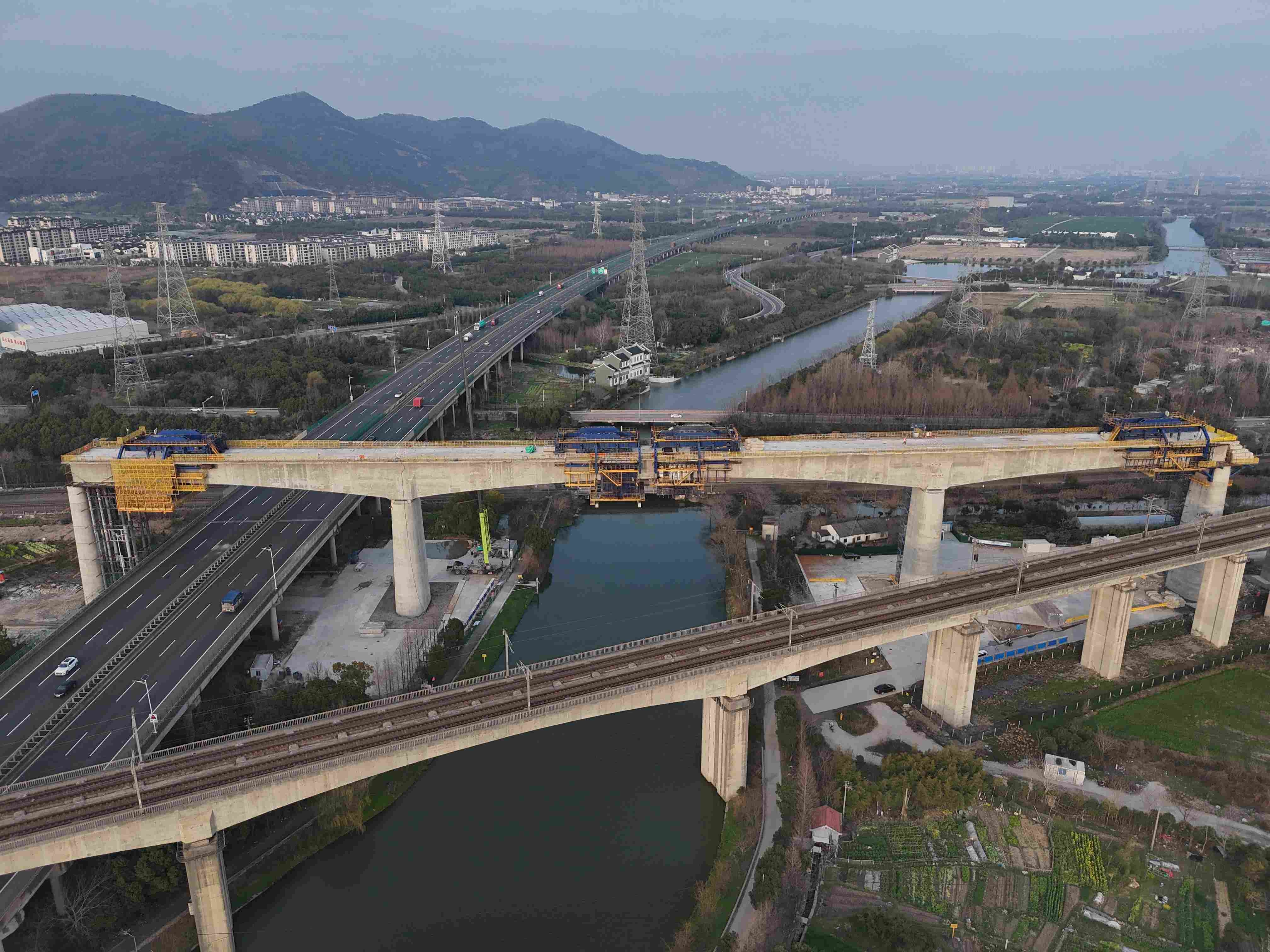 通甬高铁跨宁波绕城高速特大桥91-94号墩连续梁实现合龙